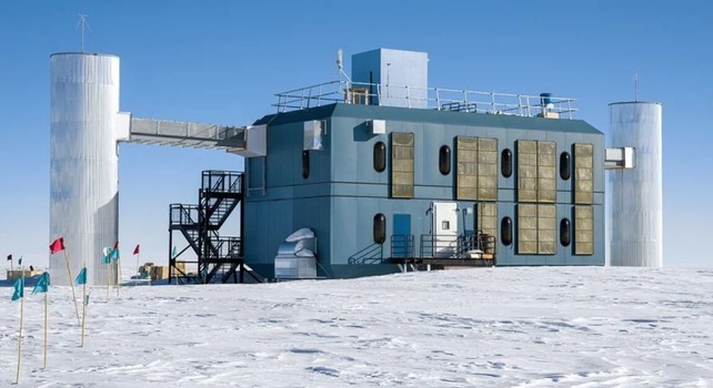 Косвенное доказательство существования первичных чёрных дыр: регистрацию редкого нейтрино не объяснить известными астрофизическими источниками